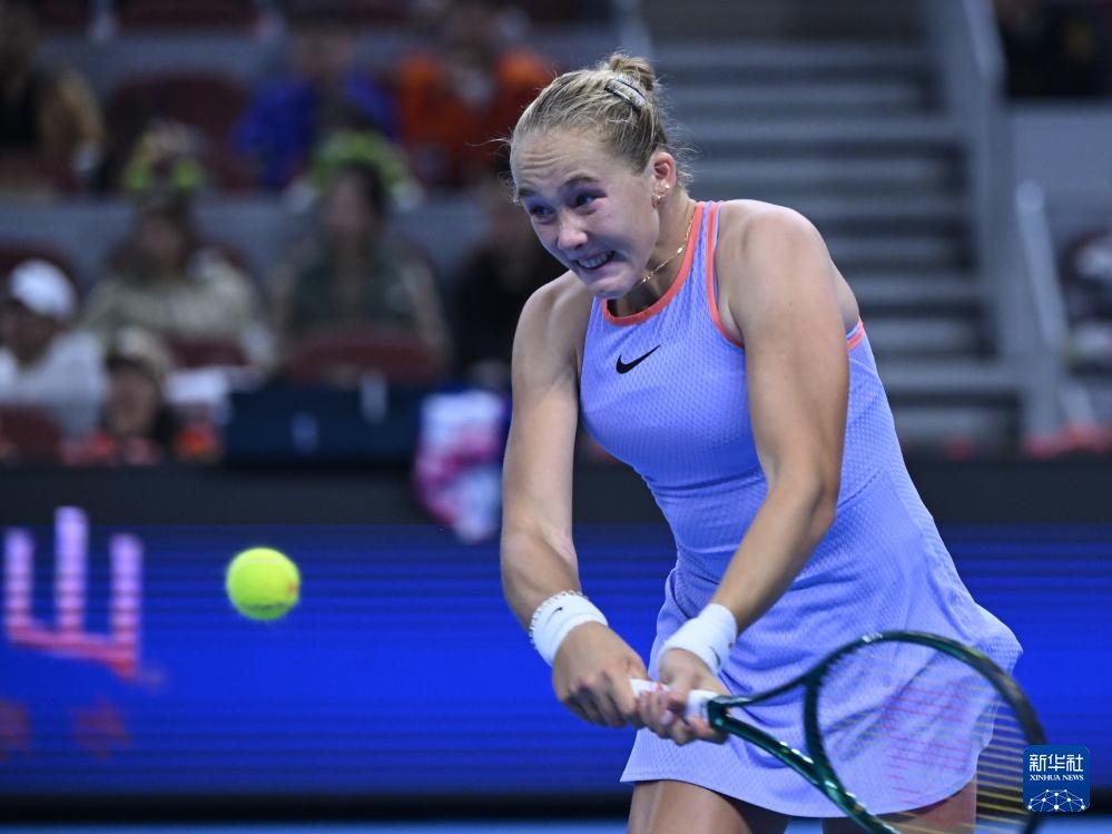 表现出色而 表现出色而